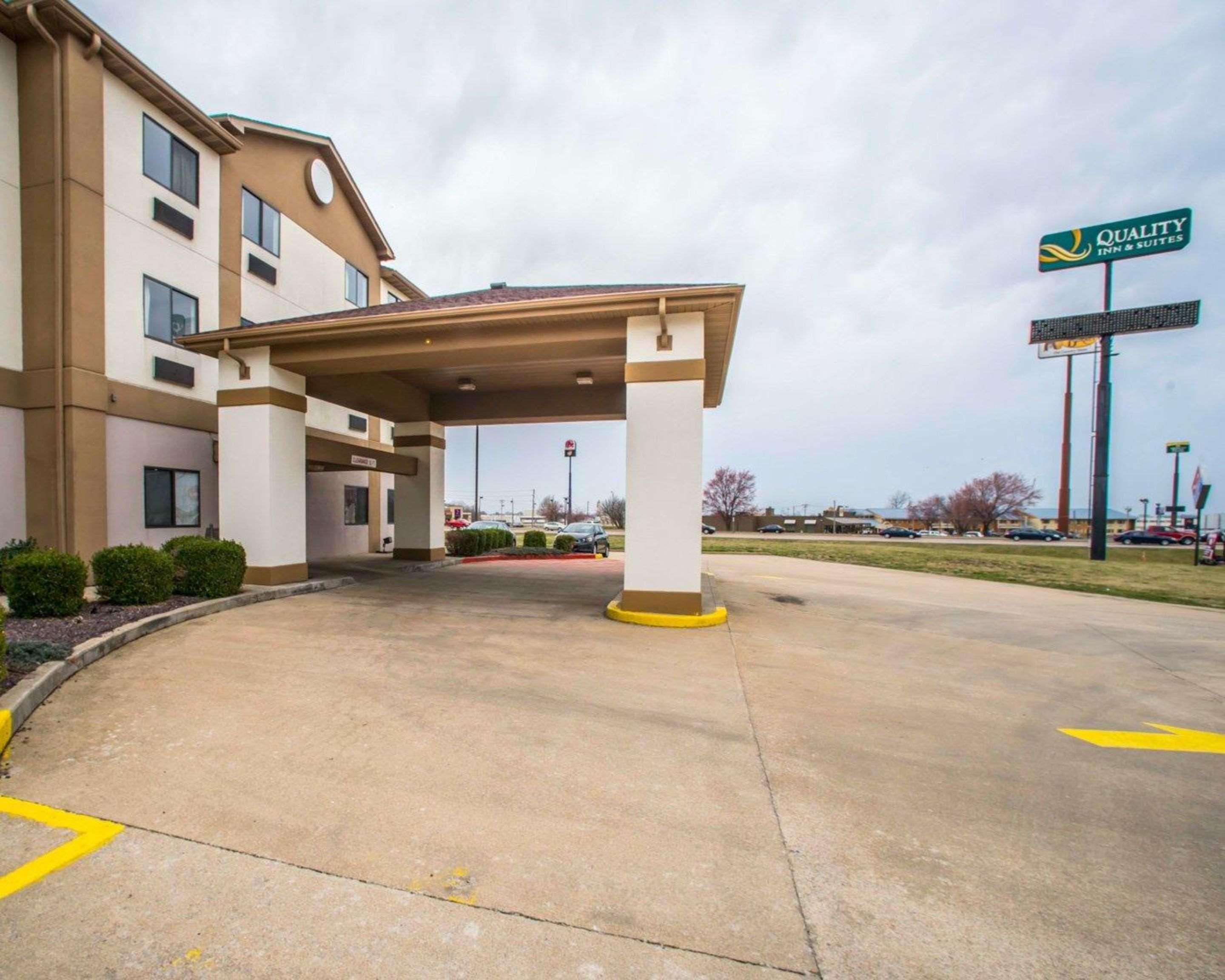 Quality Inn & Suites Caseyville - St Louis Exterior photo